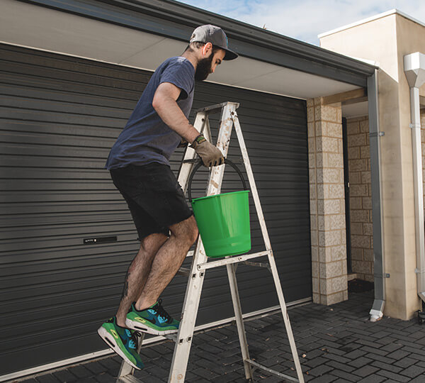 cleaning-gutters-ladder