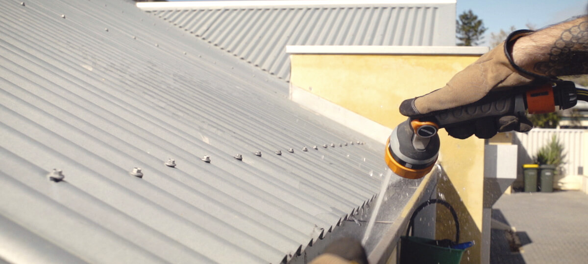 cleaning-gutters-thumb-control-spray-gun-jet