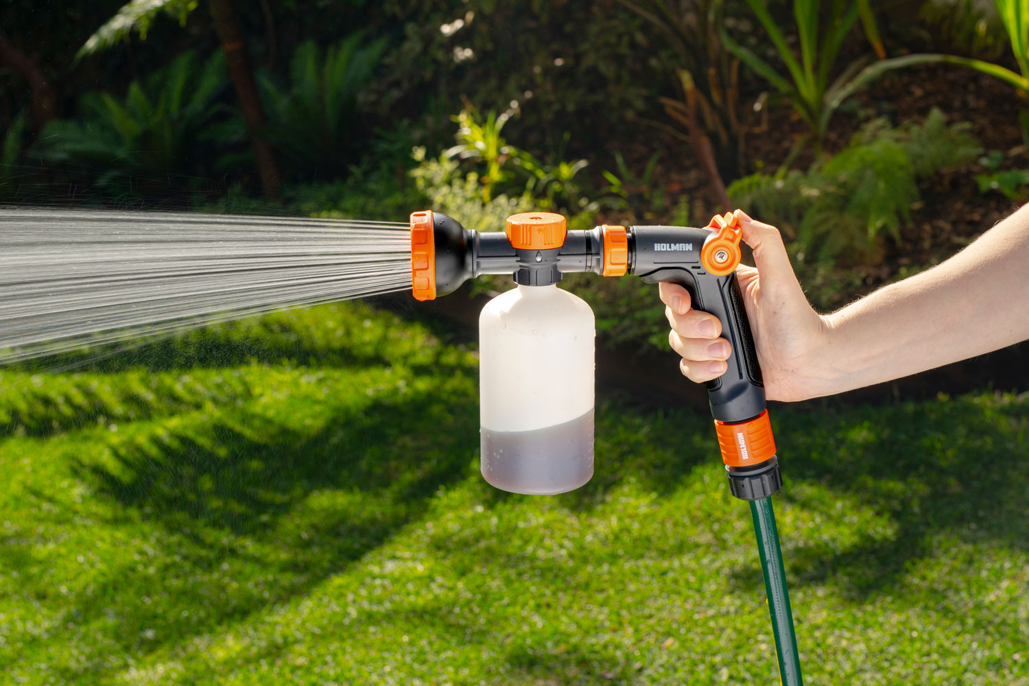 6450H-QuikMix™-Spray-Gun-Spraying-Large